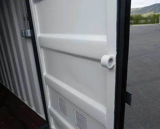 Contenedor de 15 pies con instalación eléctrica, rejillas de ventilación y cerradura con llave. - Imagen 10